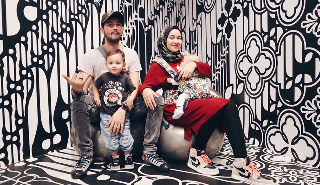 Foto Potret Keluarga Aryani Fitriana Dan Donny Michael Harmonis Hot Liputan6 Com