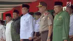 Menteri Dalam Negeri Tjahjo Kumolo, Ketua PBNU Said Aqil Siradj, menyanyikan lagu Indonesia Raya pada Apel Hari Santri Nasional 2017, di Tugu Proklamasi, Jakarta, Minggu (22/10). (Liputan6.com/Fery Pradolo)