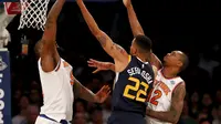 Penggawa New York Knicks, Kyle O'Quinn (kiri) memblok lay-up guard Utah Jazz, Thabo Sefolosha, pada lanjutan NBA 2017-2018 di Madison Square Garden, Rabu (15/11/2017) atau Kamis (16/11/2017) WIB. (AFP/Elsa)