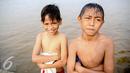 Sejumlah anak berpose saat usai berenang dan bermain di Sungai Kapuas, Pontianak, Kalimantan Barat, Sabtu (22/8/2015). Sungai Kapuas membentang sepanjang 1.143 kilometer. (Liputan6.com/Faizal Fanani)