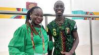 Jurnalis asal Mali, Kadiatou Bagayoko (kiri), berfoto bersama sang keponakan, Sekou Kone di mixed zone seusai laga Mali versus Argentina pada perebutan peringkat ketiga Piala Dunia U-17 2023 di Stadion Manahan, Solo, Jumat (1/12/2023). (Bola.com/Ana Dewi).