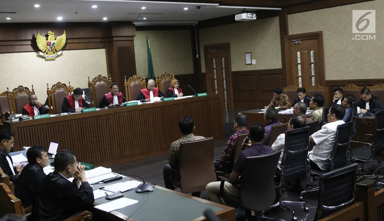 Majelis Hakim mendengarkan keterangan saksi dalam sidang lanjutan perkara suap dan gratifikasi dengan terdakwa Zumi Zola di Pengadilan Tipikor Jakarta, Kamis (10/10). Jaksa Penuntut Umum (JPU) menghadirkan 9 saksi. (Liputan6.com/Herman Zakharia)