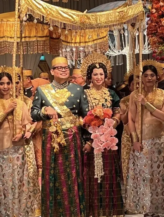 Akbar Supratman dan Fitri Feirel menggelar akad nikah dan resepi pernikahan di salah satu hotel Jakarta. Keduanya pun mengusung pernikahan tradisional yaitu adat Bugis. [@dhirbalaw]
