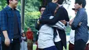Suasana haru dalam acara gathering yang diadakan oleh Comate (sebutan fans CJR). Iqbaal, Rizky dan Aldi datang memberikan kejutan di Parkir Timur, Senayan Rabu (10/8/2016) sore. (Galih W. Satria/Bintang.com)