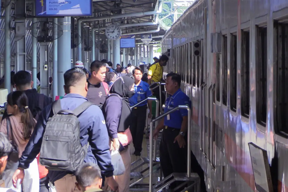 Sepanjang 18-25 Desember 2025, KAI melayani 1.760.221 pelanggan kereta api jarak jauh dan kereta api lokal di berbagai wilayah. (Foto:KAI)