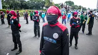 Buruh dari KSPI melakukan demonstrasi di kawasan Patung Kuda, Jakarta, Senin (12/4/2021). Buruh menutut pembayaran THR 2021 secara penuh, meminta MK membatalkan Omnibus Law, pemberlakuan UMSK, dan mendesak Kejaksaan Agung mengusut dugaan korupsi BPJS Ketenagakerjaan. (Liputan6.com/Faizal Fanani)