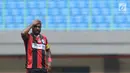 Pemain Persipura, Boaz Salossa memegang kepala saat gagal menembus pertahanan PS TNI pada lanjutan Liga 1 Indonesia di Stadion Patriot Candrabhaga, Bekasi, Sabtu (4/11). Persipura kalah 1-2. (Liputan6.com/Helmi Fithriansyah)