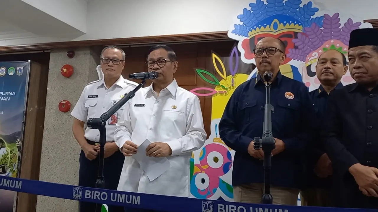 Gubernur Pramono Anung dalam acara penandatanganan Nota Kesepakatan (MoU) antara Pemerintah Provinsi DKI Jakarta dengan Pusat Pelaporan dan Analisis Transaksi Keuangan (PPATK) di Balai Kota DKI Jakarta, Rabu (23/7/2025). (Liputan6.com/Winda Nelfira)
