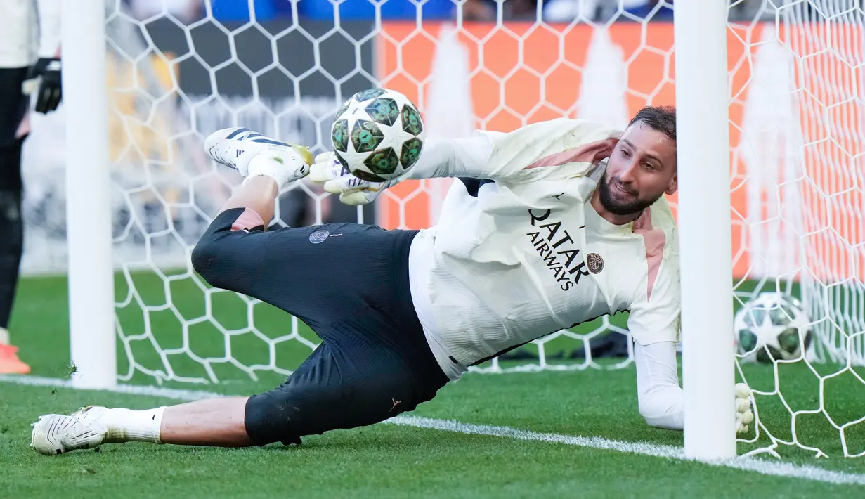 Kiper PSG, Gianluigi Donnarumma, berusaha menangkap bola saat latihan jelang partai puncak Liga Champions di Stadion Allianz Arena, Munchen, Jumat (30/5/2025). (AP Photo/Luca Bruno)