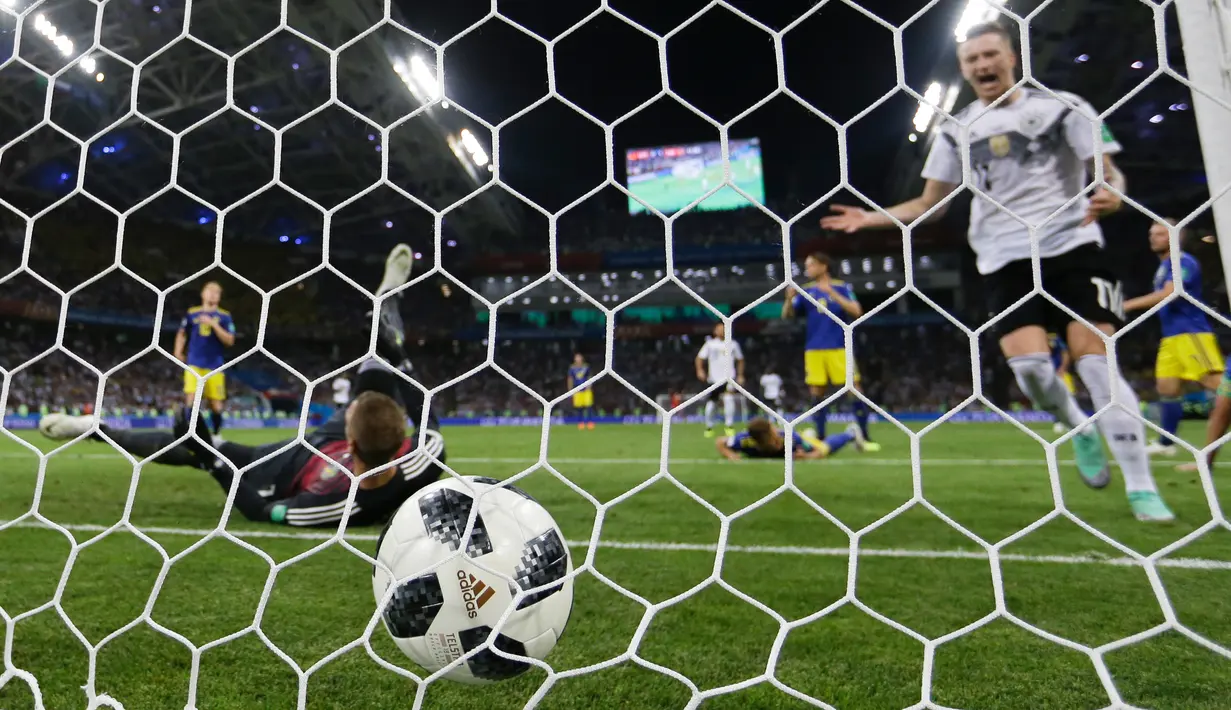 Pemain Jerman Marco Reus berhasil membobol gawang Swedia dalam pertandingan Piala Dunia 2018 di Stadion Fisht, Rusia (23/6). Marco Reus membuat skor sama kuat ketika laga babak kedua berjalan tiga menit. (AP/ Thanassis Stavrakis)