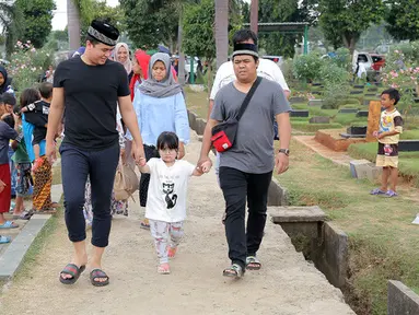 FOTO: Billy Syahputra Ajak Anak Yatim Nyekar ke Makam Olga
