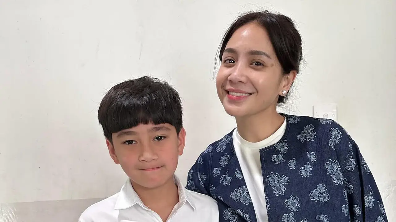 Nagita Slavina Tampil Tanpa Makeup saat Hadir di Sekolah Rafathar