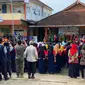 Keluarga besar SMPN 1 Turi melakukan deklarasi Bangkit kembali ke sekolah ayo move on di hari pertama mereka benar-benar belajar diajar oleh guru aslinya. Sebelumnya mereka harus diajar guru pendamping yang bertujuan menurunkan tingkat stress pada siswa.