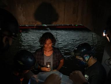 Kata Joko Anwar, dibutuhkan 30 mobil tangki air atau sekitar 150,000 liter air untuk menciptakan adegan banjir di lantai 1 rusun Pengabdi Setan 2. (Foto: Instagram/ jokoanwar)