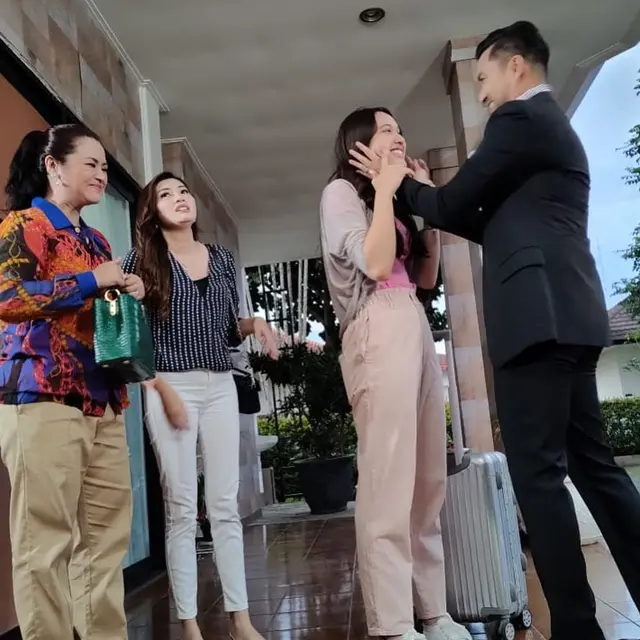 6 Potret Kebersamaan Yasmin Napper dan Anjasmara, Bak Anak Kandung