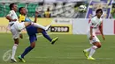 Pesepakbola Martapura FC, Marshell Huwae (kiri) berebut bola dengan Rendi Saputra (Persiba) di lanjutan Piala Presiden 2015 di Stadion Si Jalak Harupat, Bandung, Minggu (9/6/2015). Martapura kalah 2-3 dari Persiba. (Liputan6.com/Helmi Fithriansyah)