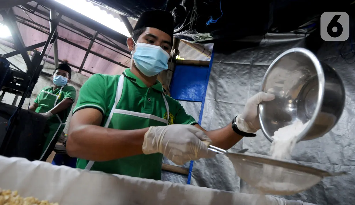 Seorang santri menyelesaikan pembuatan tempe di Pondok Pesantren Sirajussa'adah, Depok, Jawa Barat, Selasa (23/3/3021). Pembuatan tempe dengan merek Tempe Santri ini mampu diproduksi lebih dari dua kwintal per hari. (merdeka.com/Arie Basuki)
