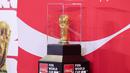 Trofi FIFA World Cup 2026 diperlihatkan kepada media saat Trophy Tour di Jakarta International Convention Center (JICC), Senayan, Jakarta, Kamis (22/1/2026). Bola.com/ Abdul Aziz