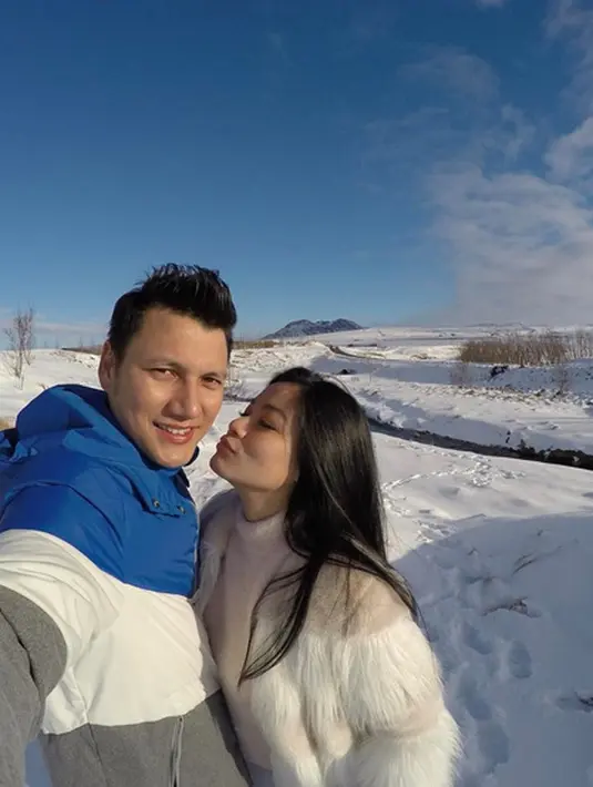 Tidak pernah terdengar gosip miring rumah tangga Titi Kamal dan Christian Sugiono. Kebahagiaan pasangan ini makin lengkap dengan kehadiran buah hatinya Arjuna Zayan Sugiono yang kini berusia tiga tahun. (Instagram/titi_kamall)