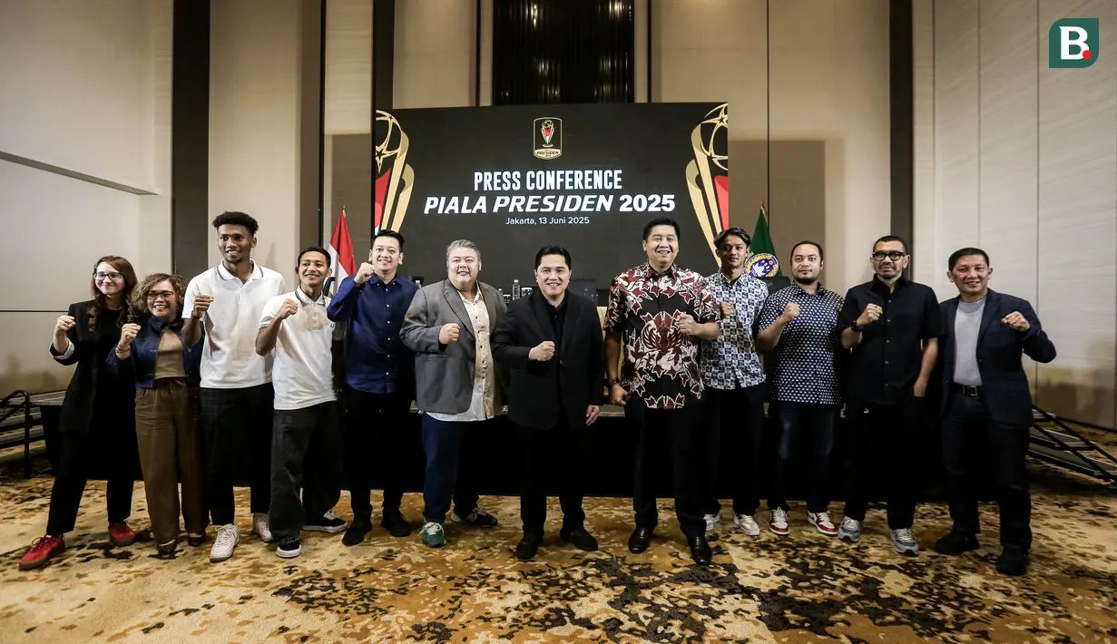 Ketua Umum PSSI, Erick Thohir (tengah) dan Ketua Steering Committee Piala Presiden 2025, Maruarar Sirait (tengah kanan) berfoto bersama dengan pemilik klub, pemain, dan undangan dalam konferensi pers Piala Presiden 2025 di Menara Danareksa, Jakarta, Jumat (13/06/2025). (Bola.com/Bagaskara Lazuardi)