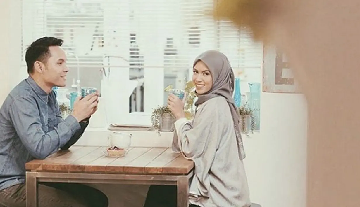 "Dia bisa menjadi pendengar yang baik banget, karena aku juga banyak komplainnya. Kalau aku lagi sebal dan diam saja, dia bisa lebih peka, bisa langsung tahu gitu," papar Ines di kawasan Mega Kuningan, Jakarta Selatan,Jumat (10/3). (Instagram/nesyanabila)