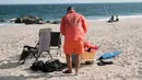 Penjaga pantai berjaga di Coney Island, salah satu tujuan pantai paling populer di wilayah Brooklyn di New York City (29/6/2022). Menyusul tenggelamnya dua pemuda di Rockaway dua minggu lalu, Gubernur Kathy Hochul menaikkan gaji penjaga pantai untuk menarik lebih banyak pelamar ke pantai negara bagian. (Spencer Platt/Getty Images/AFP)