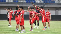 Keceriaan para pemain Persija Jakarta di latihan terakhir jelang laga melawan Madura United yang digelar di Stadion Gelora Madura Ratu Pamelingan, Pamekasan, Jumat (23/10/2025).