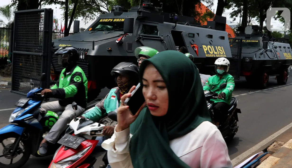 Kendaraan taktis terlihat disiagakan di sekitar kompleks Parlemen Gedung DPR/MPR, Senayan, Jakarta, Rabu (16/10/2019). Penjagaan Komplek Parlemen diperketat untuk Pelantikan Presiden dan Wakil Presiden periode 2019 – 2024. (Liputan6.com/Johan Tallo)