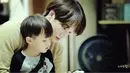 Meskipun masih 24 tahun, akan tetapi aura kebapak-bapakan Kai EXO terlihat saat ia berinteraksi dengan anak kecil. (Foto: twitter.com/kamonchanokRaen)