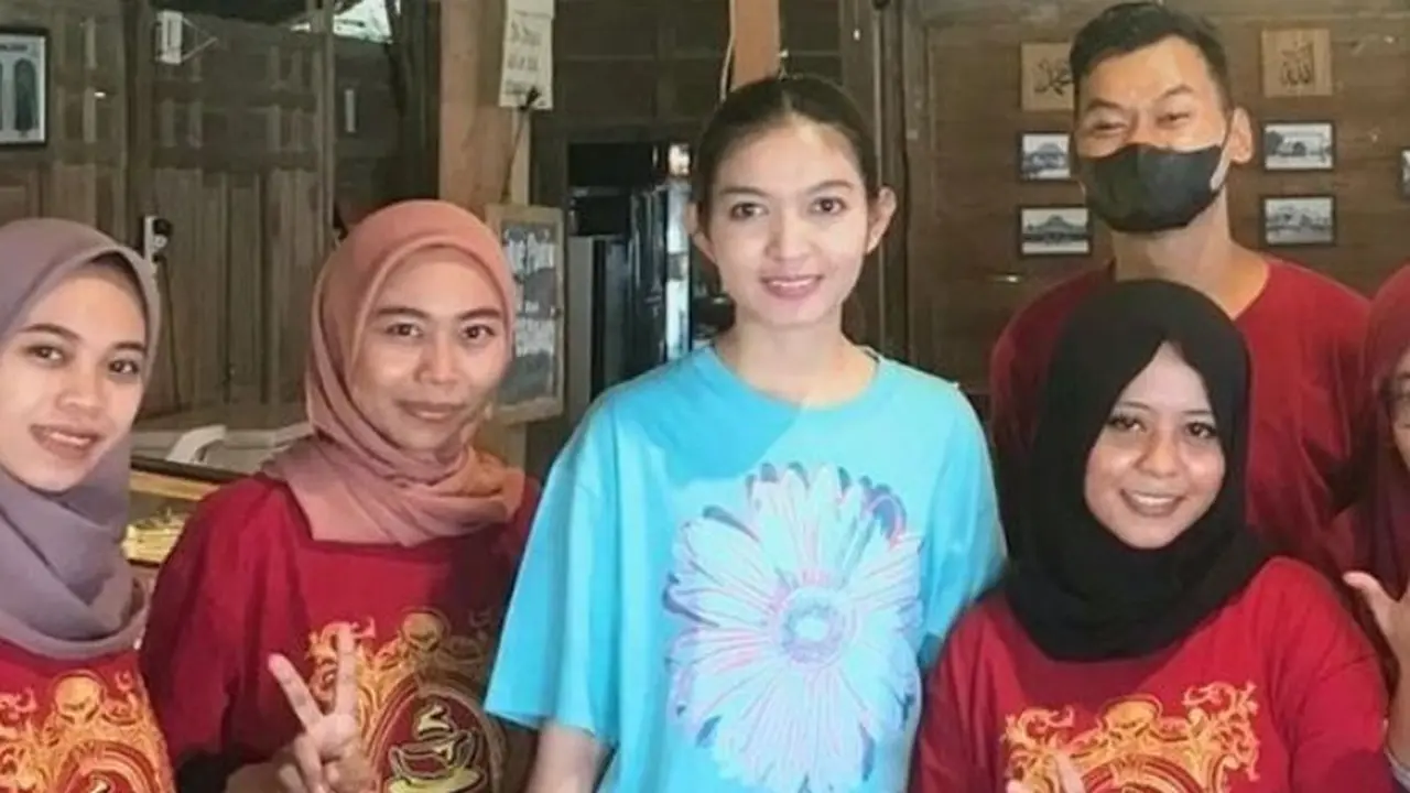 Foto Bareng Warga di Restoran, Selvi Ananda Tampil Simpel dengan Kaus yang Harganya Tak Sampai Rp50 Ribu