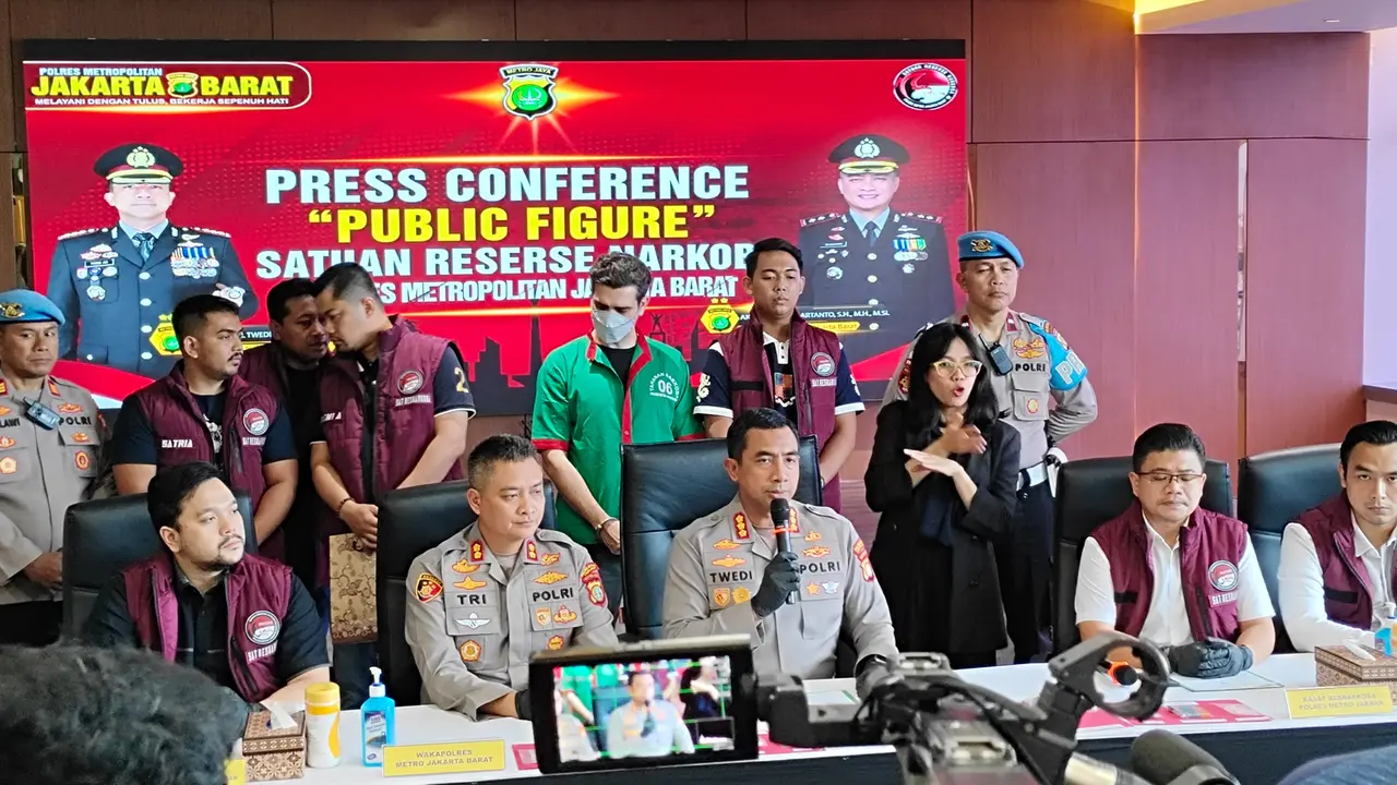 Kapolres Metro Jakarta Barat, Kombes Pol Twedi Aditya Benywahdi, memberikan keterangan pers terkait penangkapan aktor Fachri Albar dalam kasus narkoba, Kamis (24/4/2025). (Liputan6.com/Ady Anugrahadi)