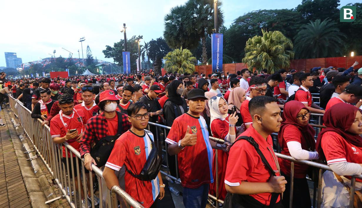<p>Ribuan suporter mulai memadati area Stadion Utama Gelora Bung Karno, Jakarta, Senin (19/6/2023). Mereka akan menyaksikan laga persahabatan FIFA Matchday antara Timnas Indonesia menghadapi Argentina. (Bola.com/M Iqbal Ichsan)</p>