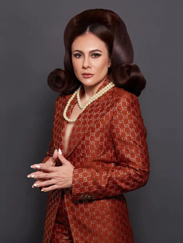 6 Gaya Pemotretan Wulan Guritno dengan Style Ala 60-an, Curi Perhatian