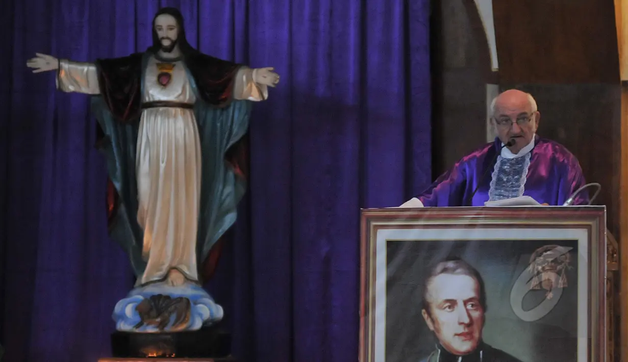 Romo Carolus saat memimpin Ibadah di gereja Santo Stephanus Cilacap, Jawa Tengah, Minggu, (8/3/2015). (Liputan6.com/Johan Tallo)