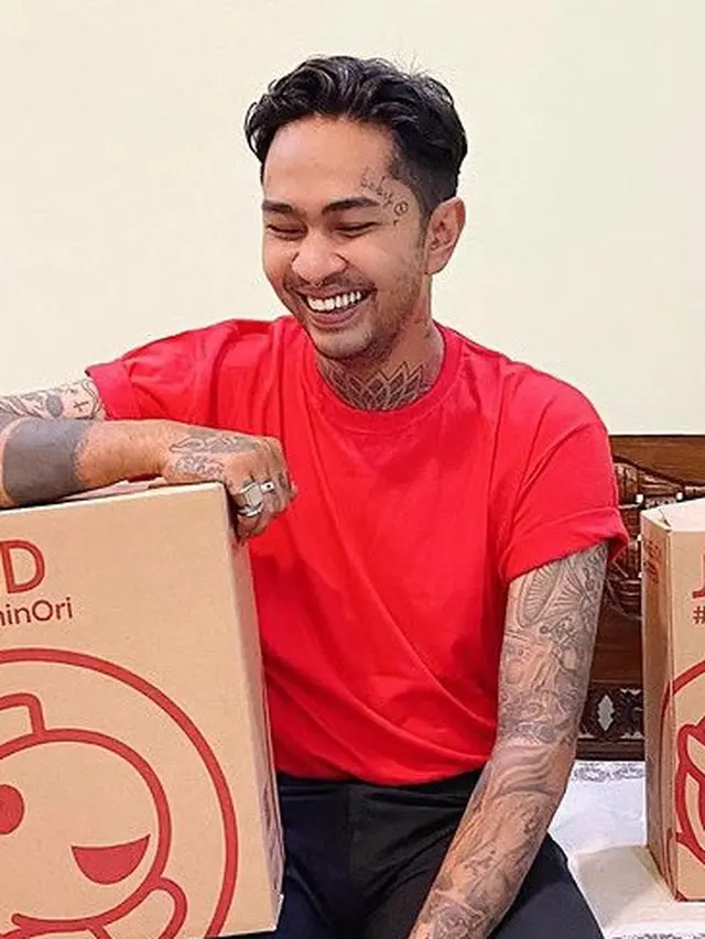 6 Potret Terbaru Onadio Leonardo Setelah Cukur Kumis dan Brewok, Bikin Pangling