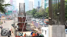 Pekerja menyelesaikan tahap Lanjutan proyek pembangunan jalan layang khusus Transjakarta koridor XIII Ciledug-Tendean, Jakarta, Selasa (23/6/2015). Proyek jalan layang yang mencapai Rp 2,5 triliun bisa digunakan 2016 mendatang. (Liputan6.com/Helmi Afandi)