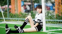 Seorang remaja putri yang memiliki sepasang kaki sepanjang 1,15 meter mengundang kekaguman netizen.
