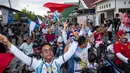 Penggemar sepak bola berpartisipasi dalam konvoi menyambut turnamen sepak bola Piala Dunia 2026 di Polewali Mandar, Sulawesi Barat, Kamis 11 Juni 2026. (Muhammad SALIM/AFP)