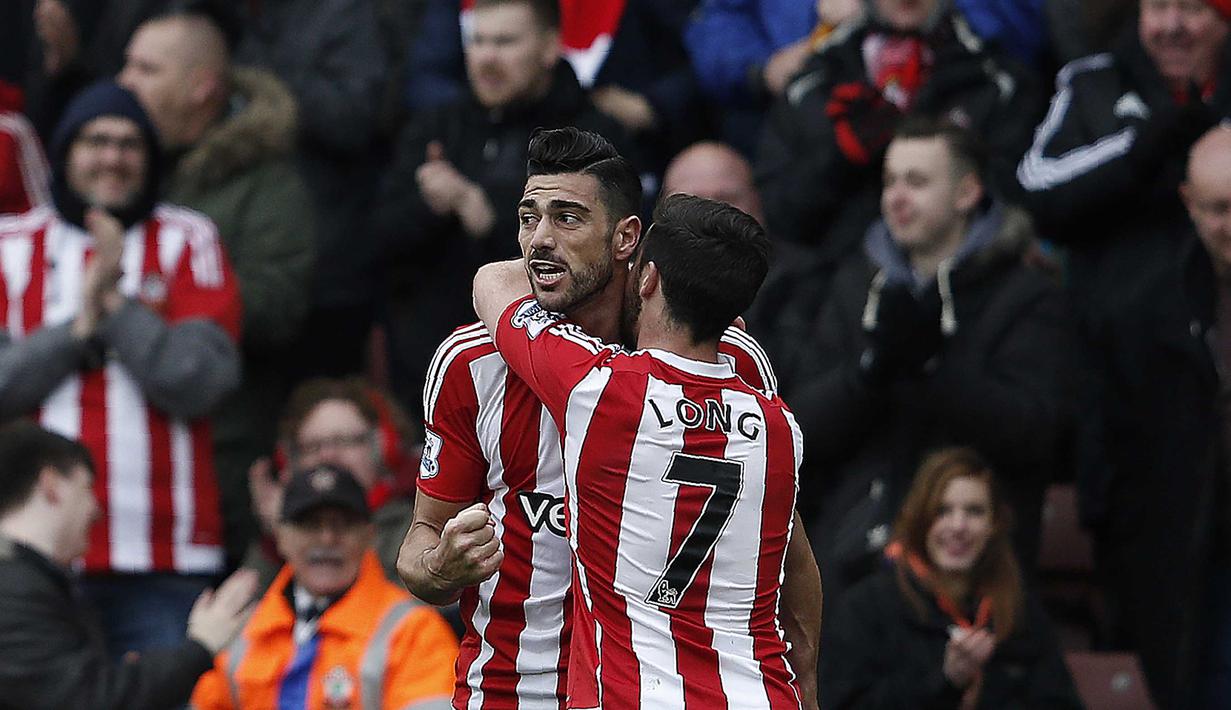 Pemain Southampton, Graziano Pelle (kiri) mencetak satu gol saat timnya menang 3-2 atas Liverpool pada lanjutan liga Inggris pekan ke-31 di Stadion St Mary's, Southampton, Minggu ( 20/3/2016). (AFP/ Adrian Dennis)