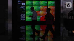 Pekerja melintas di depan layar Indeks Harga Saham Gabungan (IHSG) di BEI, Jakarta, Senin (3/1/2022). Pada pembukan perdagagangan bursa saham 2022 Indeks Harga Saham Gabungan (IHSG) langsung menguat 7,0 poin atau 0,11% di level Rp6.588,57. (Liputan6.com/Angga Yuniar)