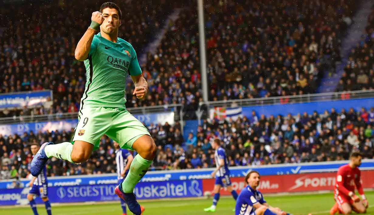 Kecepatan Luis Suarez membuat dirinya berhasil mencetak gol ke gawang Alaves. (AP Photo/Alvaro Barrientos)