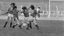 Duel perebutan bola antara timnas sepakbola wanita Prancis melawan Belgia di Perpignan Prancis pada Desember 1983. ( AFP/Georges Gobet )