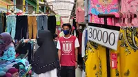 Para warga Palembang memadati Pasar Tradisional 16 Ilir Palembang Sumsel di tengah penerapan Pembatasan Sosial Berskala Besar (PSBB) (Liputan6.com / Nefri Inge)
