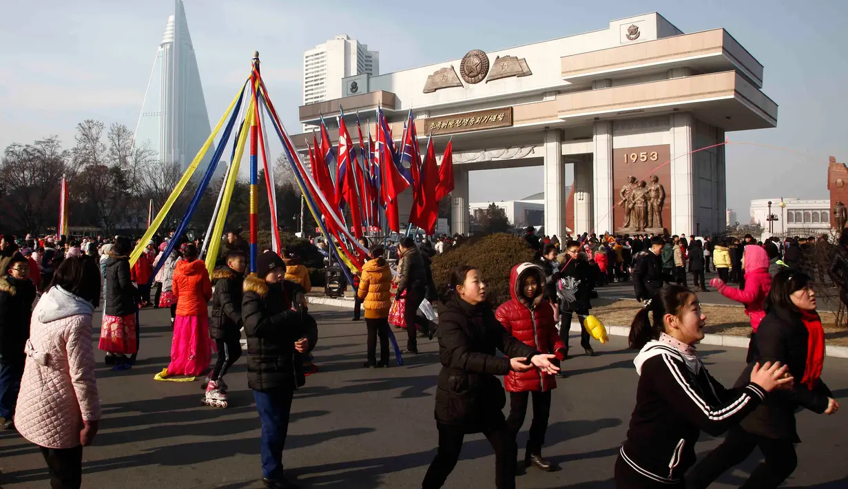 Anak-anak menikmati permainan rakyat di depan Victorious Fatherland Liberation War Museum, Pyongyang, Selasa (1/1). (AP Photo/Cha Song Ho)