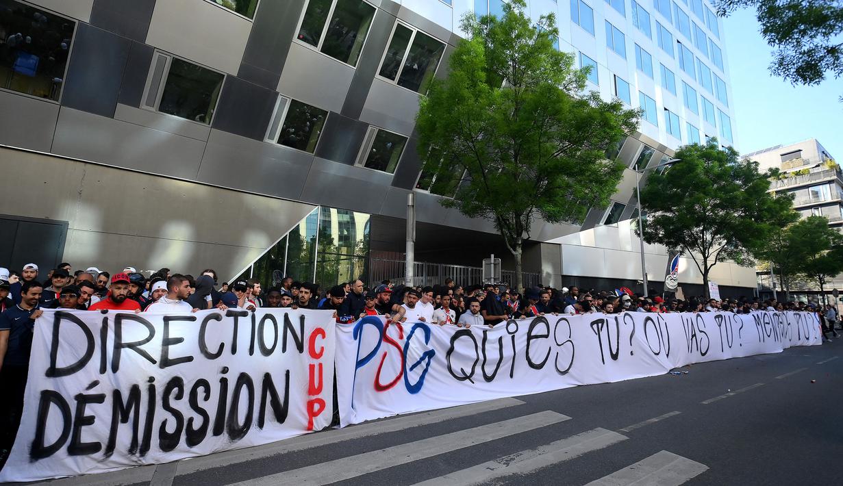 Sekelompok pendukung PSG melakukan aksi demo yang berlangsung di luar kantor klub pada Rabu (3/5/2023) waktu setempat. Salah satu sasaran aksi ini adalah meminta Lionel Messi, Marco Veratti, dan Neymar untuk hengkang dari klub. Messi saat ini tengah menjalani masa hukuman di PSG setelah bintang Timnas Argentina tersebut mangkir latihan dan pergi ke Arab Saudi tanpa persetujuan klub. (AFP/Franck Fife)