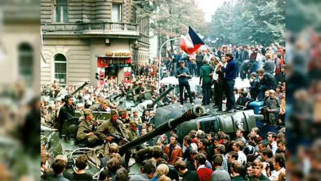 Intervensi pasukan Uni Soviet (kiri, bawah dengan tank) yang dimobilisasi dan dilegitimasi oleh Pakta Warsawa untuk meredam gejolak gerakan anti-Soviet dan anti-komunis di Praha, Ceko-Slovakia (21/8/1968) (Libor Hajsky/CTK/AP via US State Department)