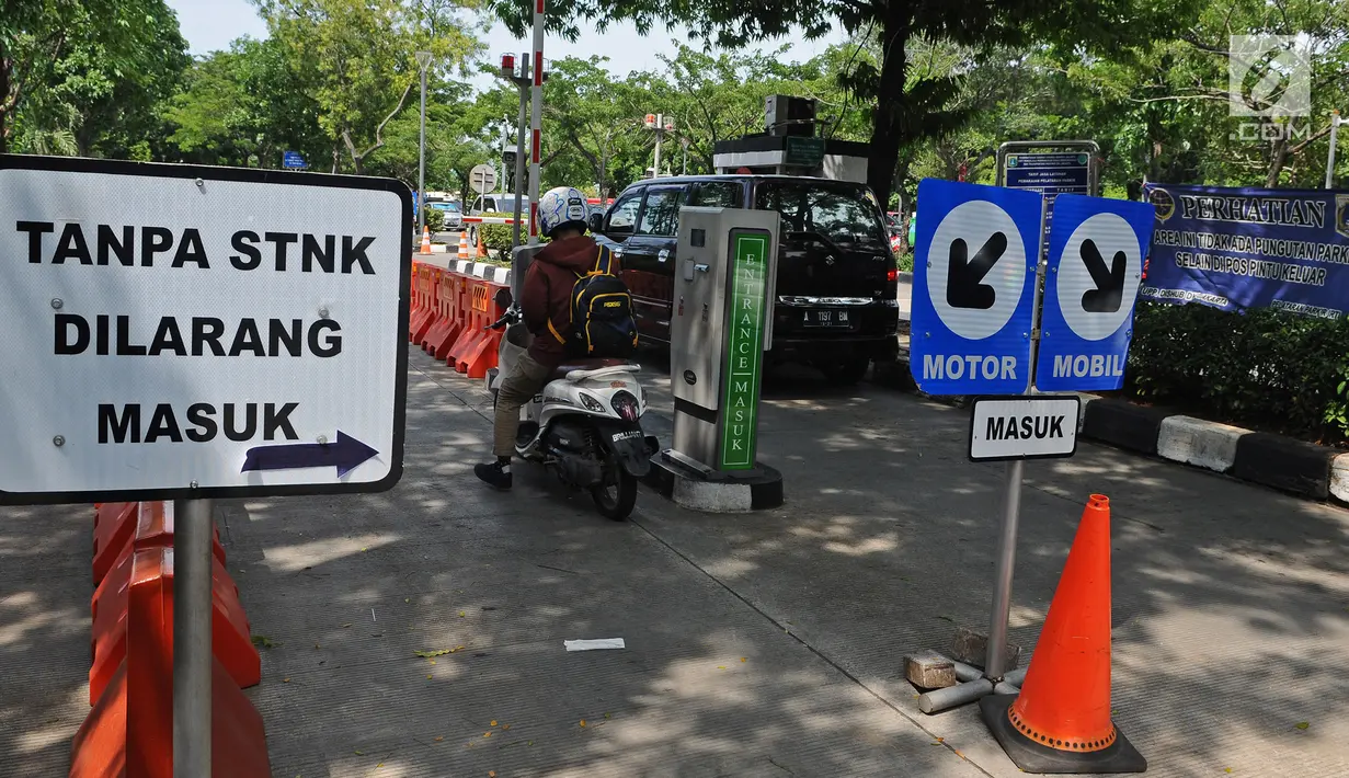 Kendaraan memasuki area parkiran IRTI kawasan Monas, Jakarta, Jumat (11/1). Untuk sepeda motor, awalnya ASN membayar Rp 22 ribu, naik menjadi Rp 352 ribu. Sedangkan untuk mobil, yang awalnya Rp 66 ribu, menjadi Rp 550 ribu. (Liputan6.com/Herman Zakharia)