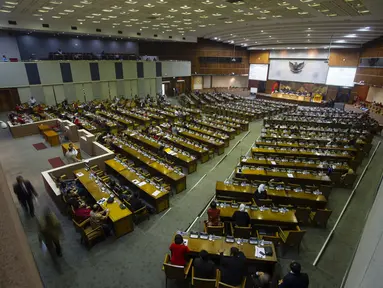 Anggota dewan mengikuti jalannya Sidang Paripurna DPR membahas revisi UU MD3 di Kompleks Parlemen, Senayan, Jakarta, (26/11). (ANTARA FOTO/Ismar Patrizki)