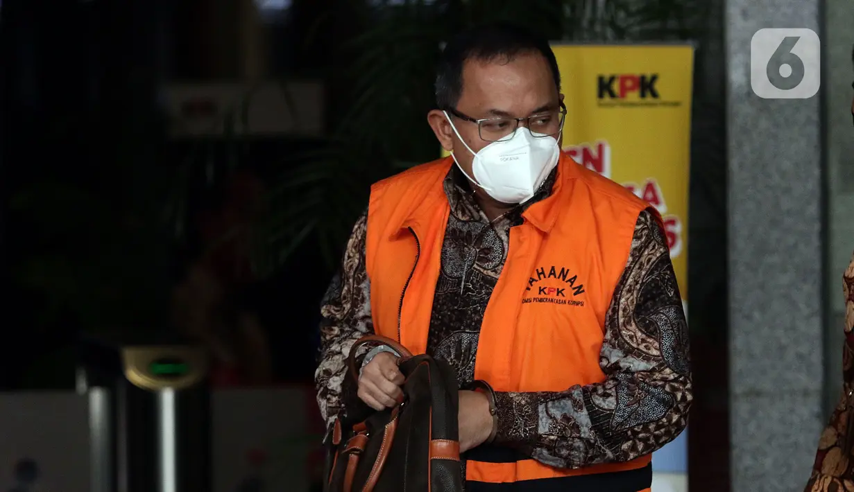 Bupati Musi Banyuasin (nonaktif) Dodi Reza Alex Noerdin usai menjalani sidang secara daring dari PN Klas IA Palembang, Gedung KPK Jakarta, Rabu (11/5/2022). Sebelumnya, Dodi didakwa menerima hadiah atau janji terkait pengadaan barang/jasa pada Dinas PUPR TA 2021. (Liputan6.com/Helmi Fithriansyah)
