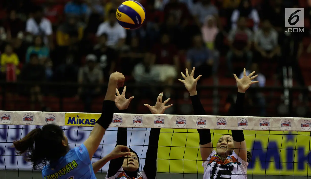 Para pevoli Jakarta BNI 46 berusaha menahan smash saat melawan Bandung Bank BJB pada perebutan tempat ketiga Proliga 2019 di GOR Among Rogo, Yogyakarta, Sabtu (23/2). BNI 46 menang 3-1 atas BJB. (Bola.com/Yoppy Renato)